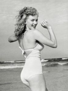 Marilyn_Monroe_1949_Beach_TheSuiteWorld